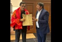 టీడీపీ బాయ్కాట్… కానీ అర్నాబ్కు మహా వంశీ సన్మానం