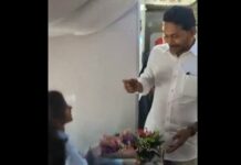 విమానంలో జగన్ కు ఊహించని సర్ ప్రైజ్.. వీడియో